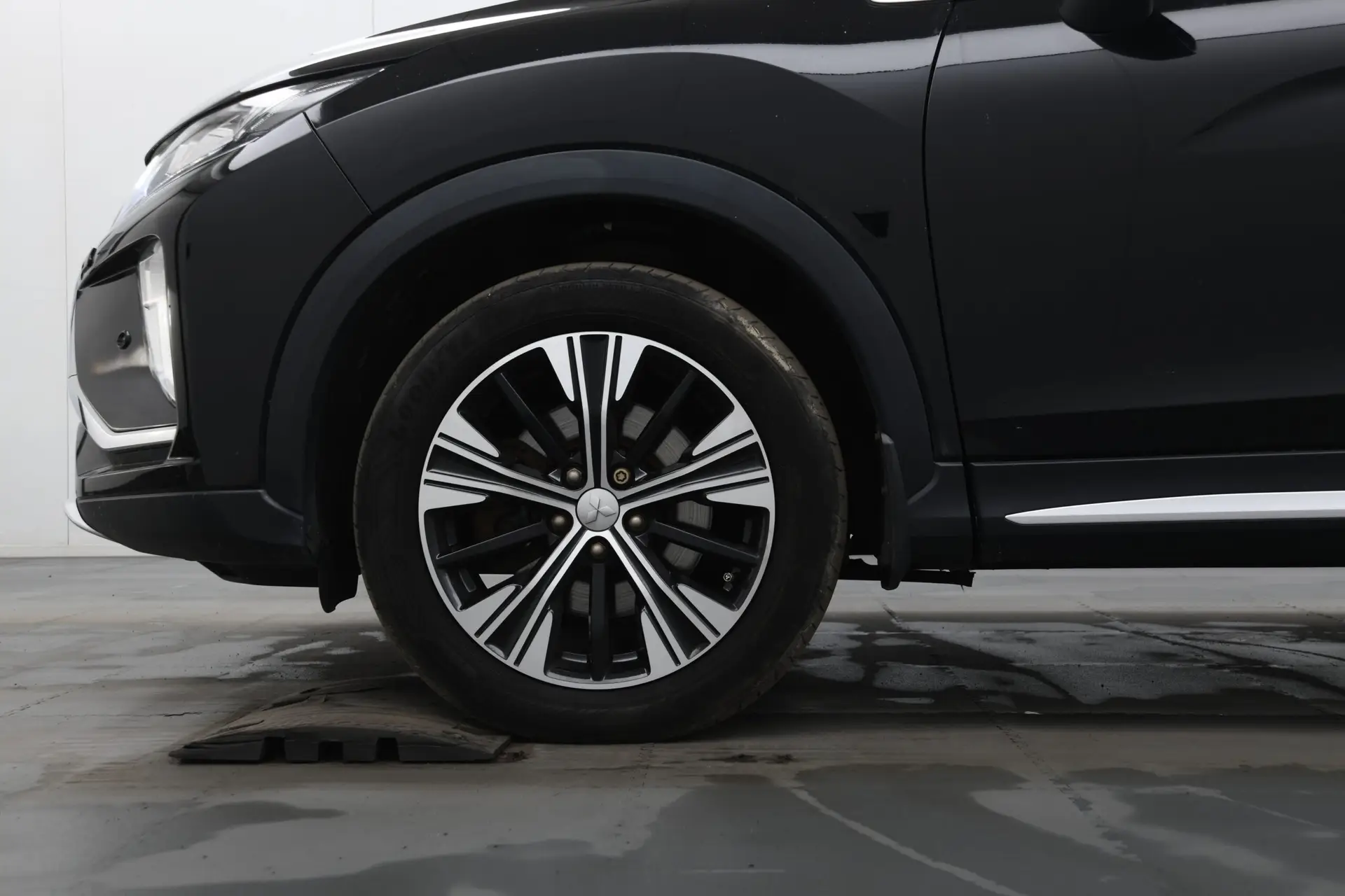 
								MITSUBISHI ECLIPSE CROSS 1.5 4 5dr CVT 4WD full									